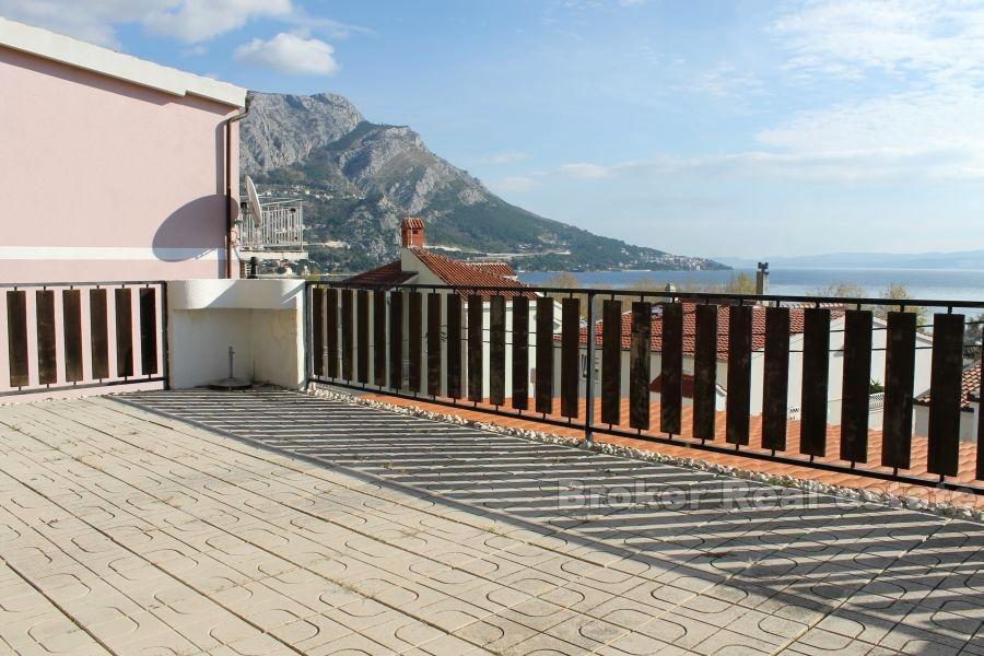 Nedaleko Omiše, bytový dům