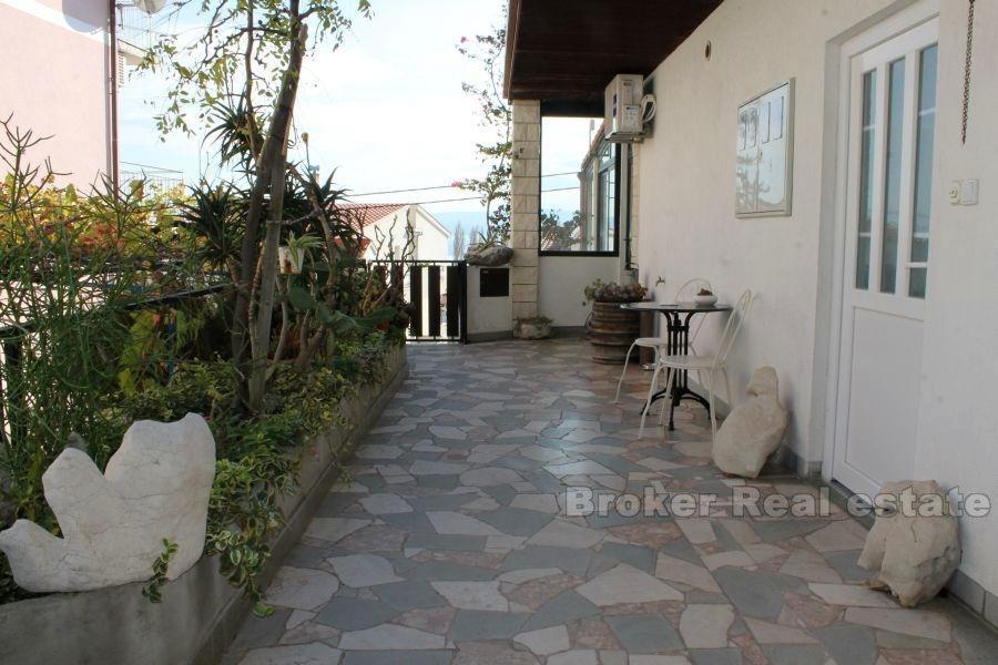 Nedaleko Omiše, bytový dům