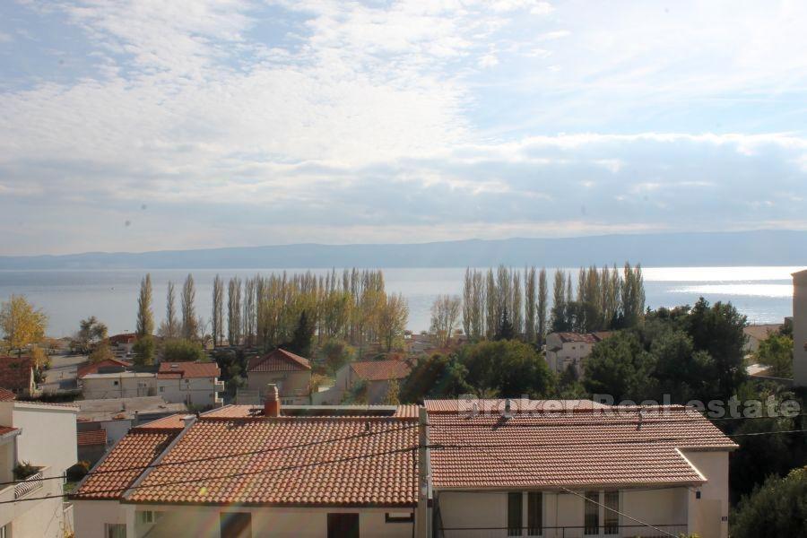 Nedaleko Omiše, bytový dům