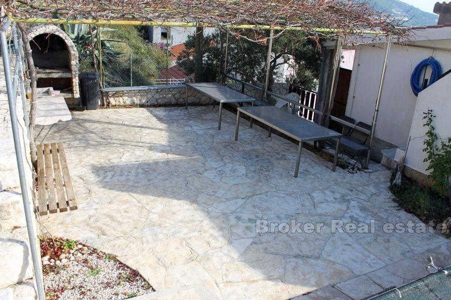 Nedaleko Omiše, bytový dům