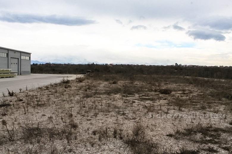 nær Zadar. Lagerhus i 1800 m2