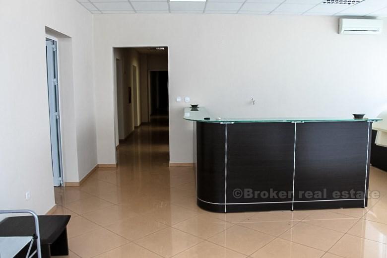 около Задара. Склад-производственный зал площадью 1800 м2