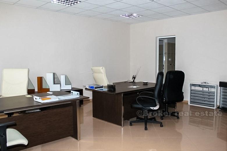 около Задара. Склад-производственный зал площадью 1800 м2