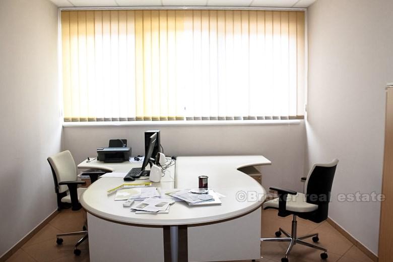 около Задара. Склад-производственный зал площадью 1800 м2