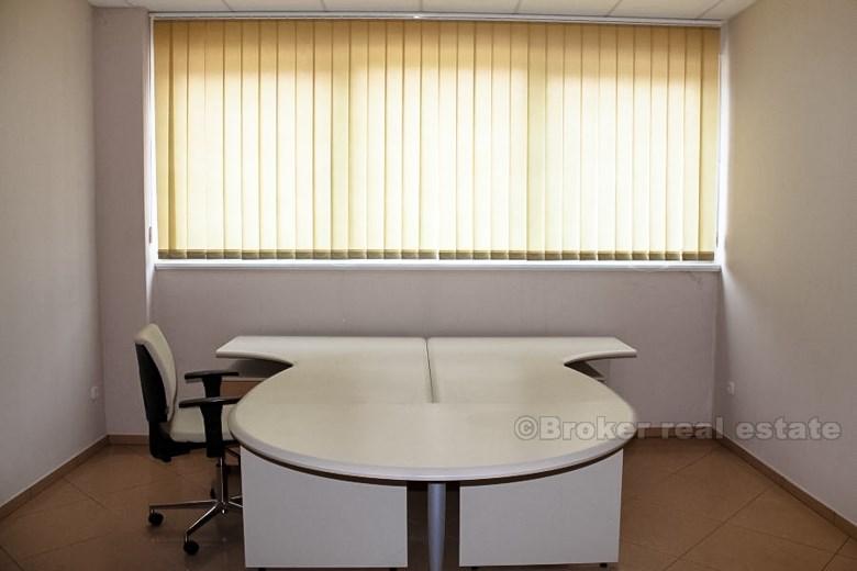 около Задара. Склад-производственный зал площадью 1800 м2