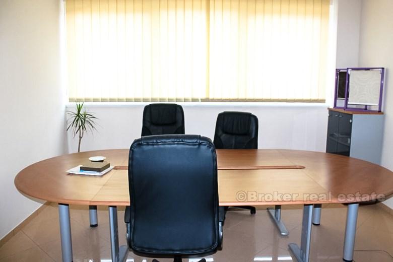 около Задара. Склад-производственный зал площадью 1800 м2