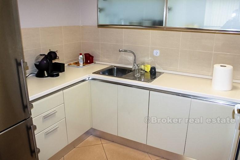 около Задара. Склад-производственный зал площадью 1800 м2