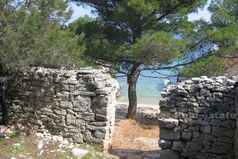 Isola di Hvar, rovine di pietra sul mare