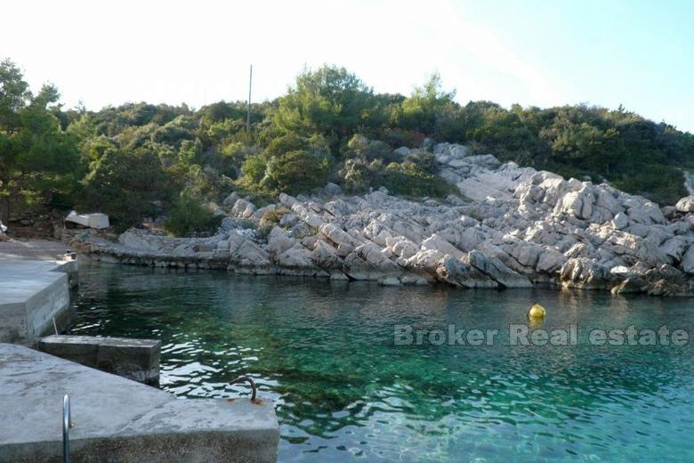 Ostrov Hvar, zrúcaniny kameňov pri mori