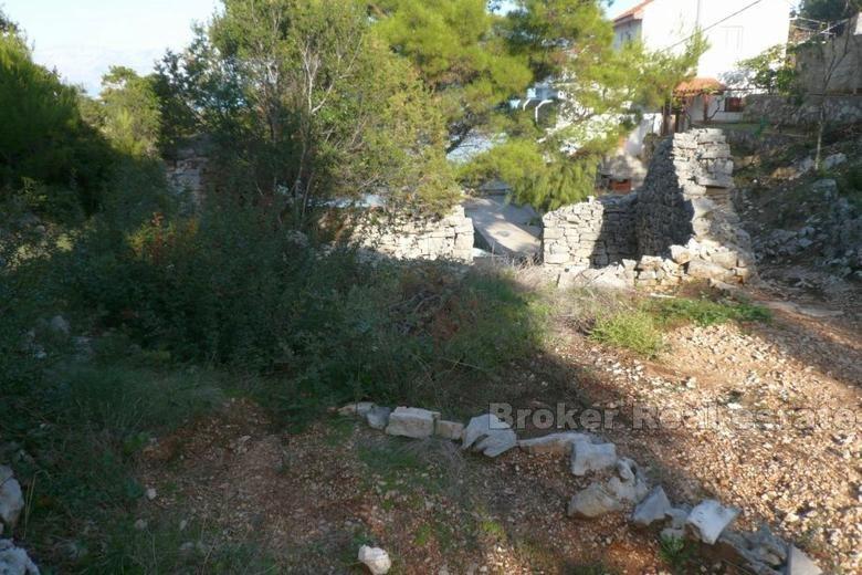 Ostrov Hvar, zrúcaniny kameňov pri mori