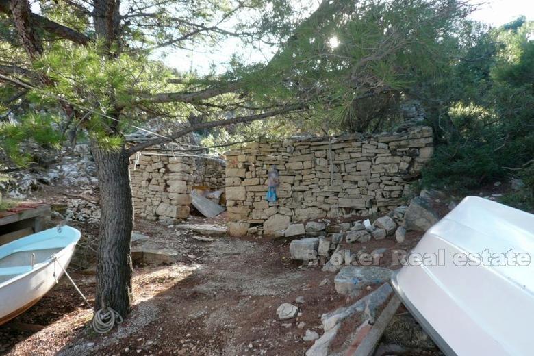 Isola di Hvar, rovine di pietra sul mare