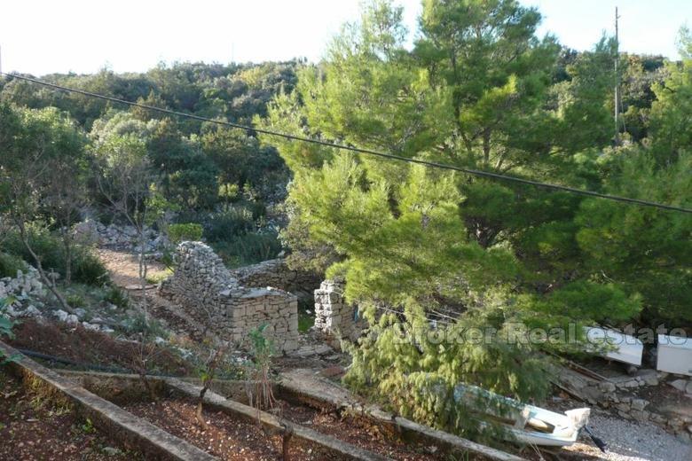 Ostrov Hvar, zrúcaniny kameňov pri mori