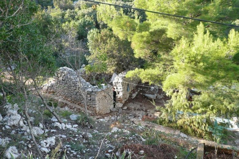 Ostrov Hvar, zrúcaniny kameňov pri mori