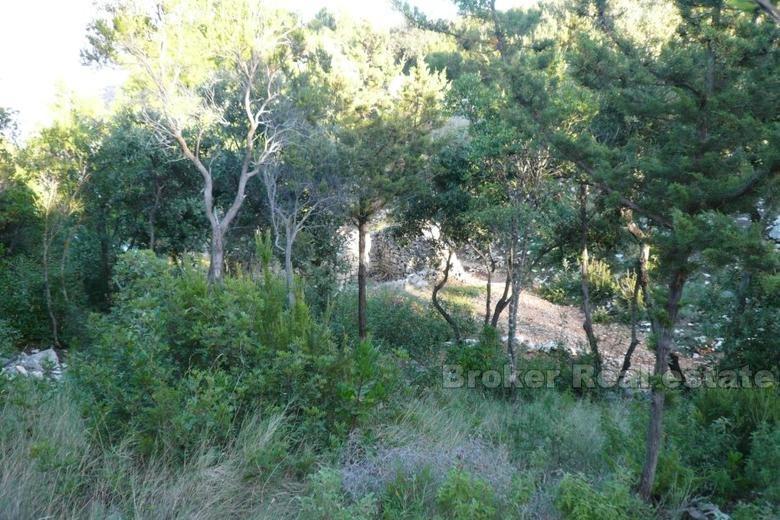 Ostrov Hvar, zrúcaniny kameňov pri mori