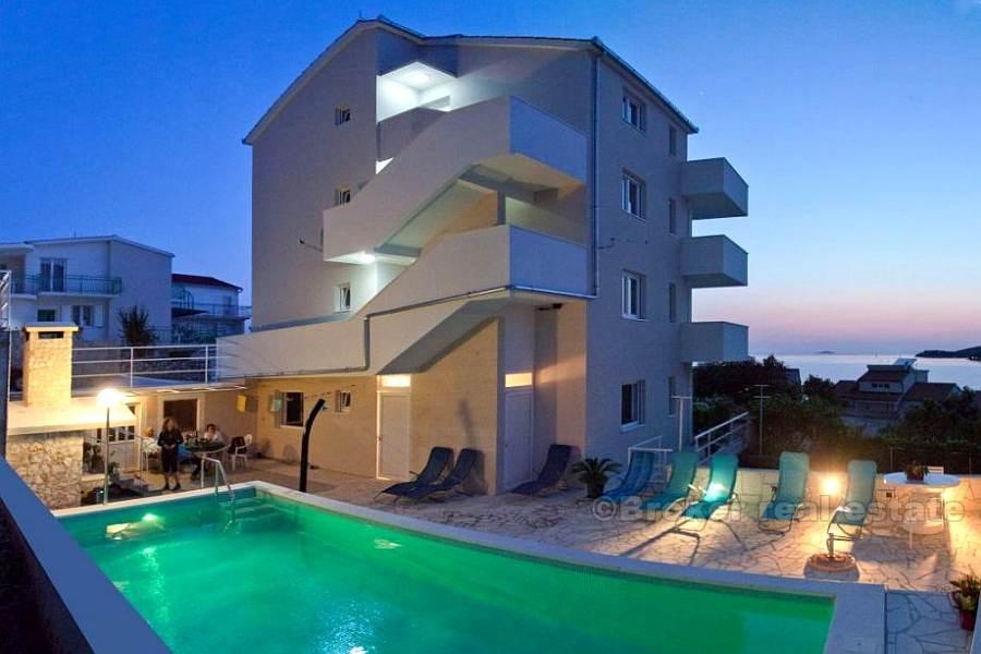 Rogoznica, apartment house with swimming pool