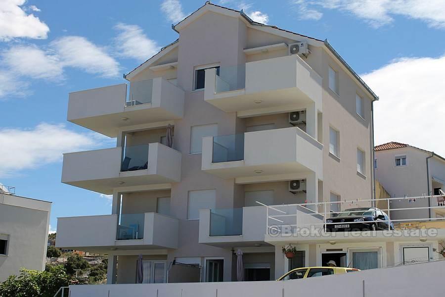 Rogoznica, apartment house with swimming pool
