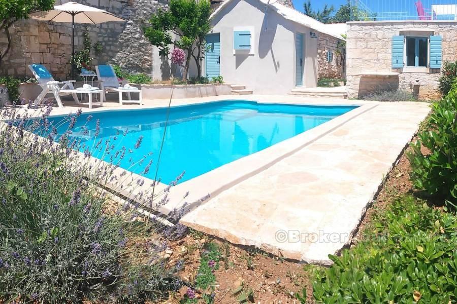 Isola di Brac, casa in pietra dalmata