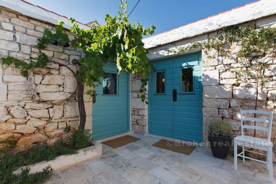 Isola di Brac, casa in pietra dalmata