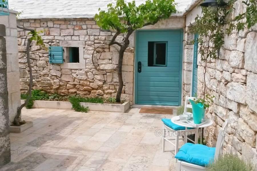 Isola di Brac, casa in pietra dalmata