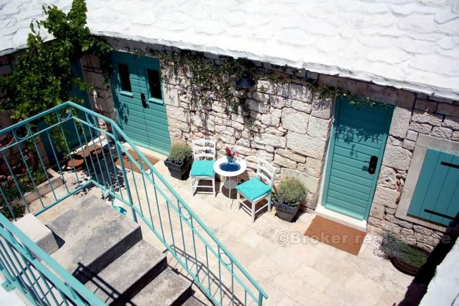 Isola di Brac, casa in pietra dalmata