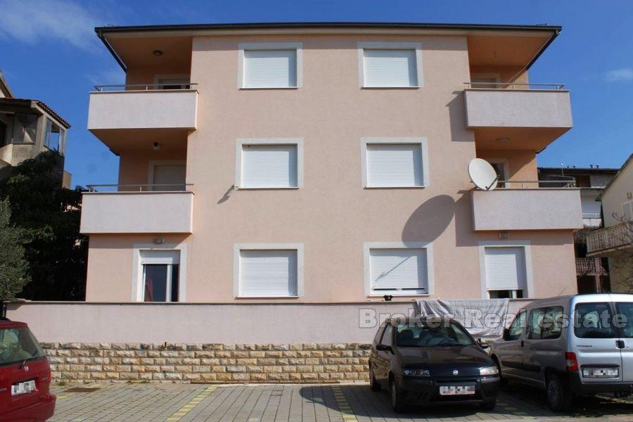 ostrov Hvar, tři apartmány se dvěma ložnicemi