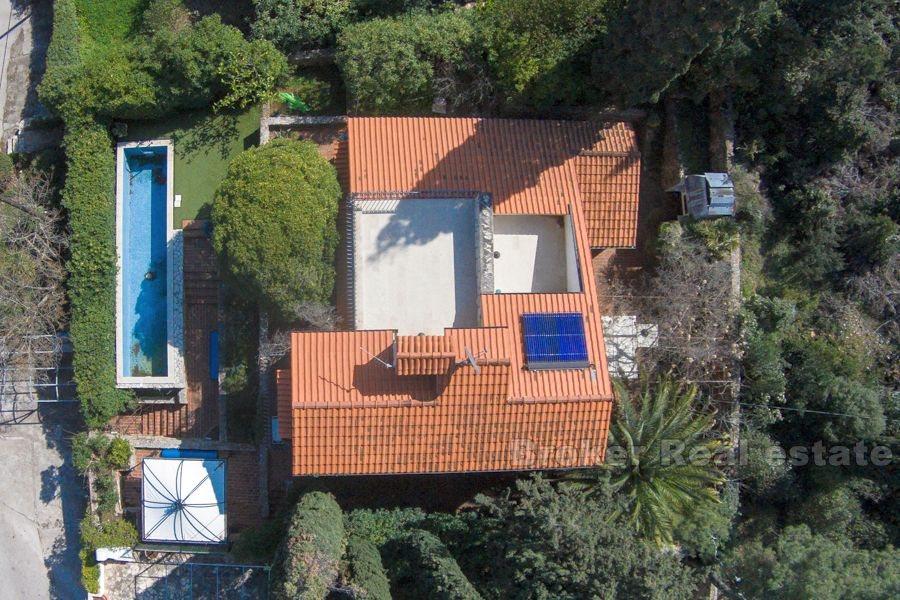 ostrov Hvar, krásna kamenná vila s bazénom