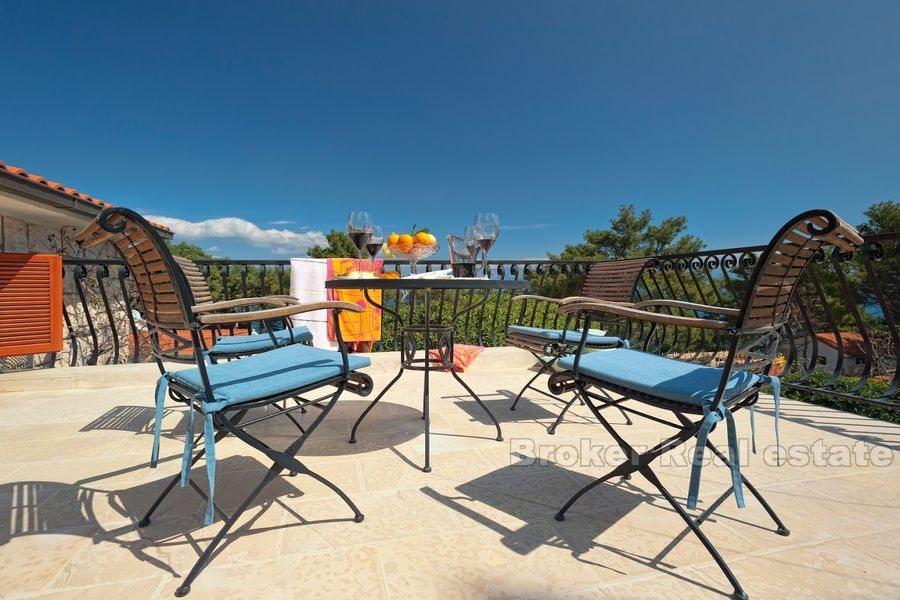 ostrov Hvar, krásna kamenná vila s bazénom