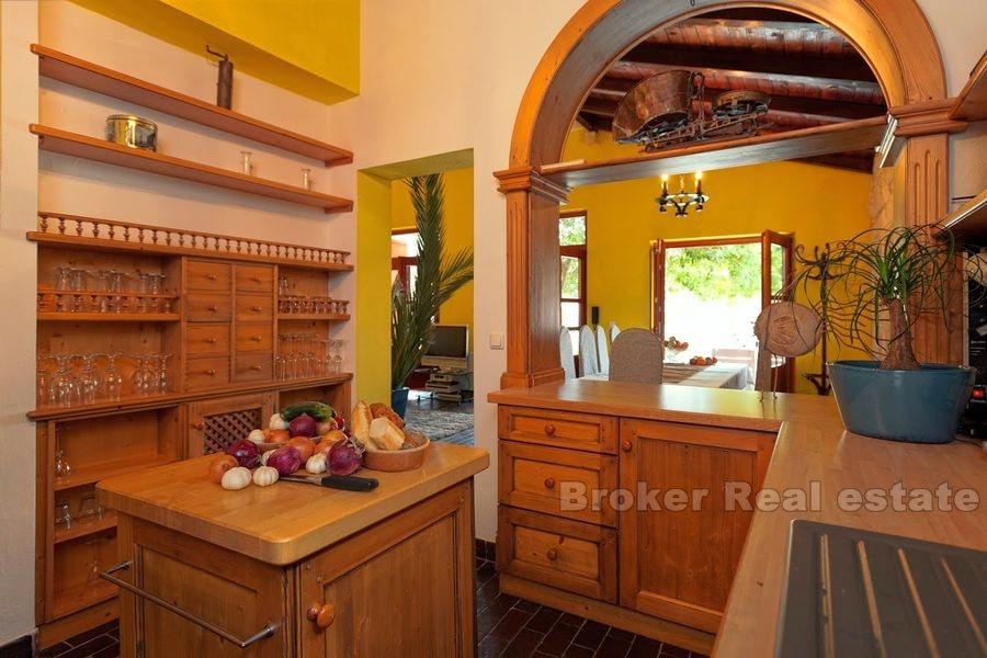 ostrov Hvar, krásna kamenná vila s bazénom