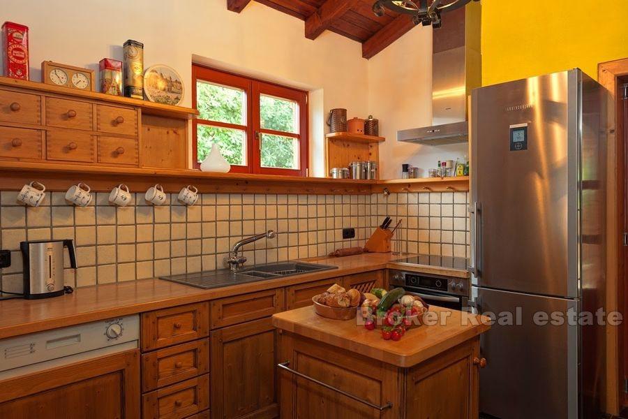 ostrov Hvar, krásna kamenná vila s bazénom