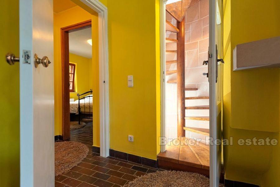 ostrov Hvar, krásna kamenná vila s bazénom