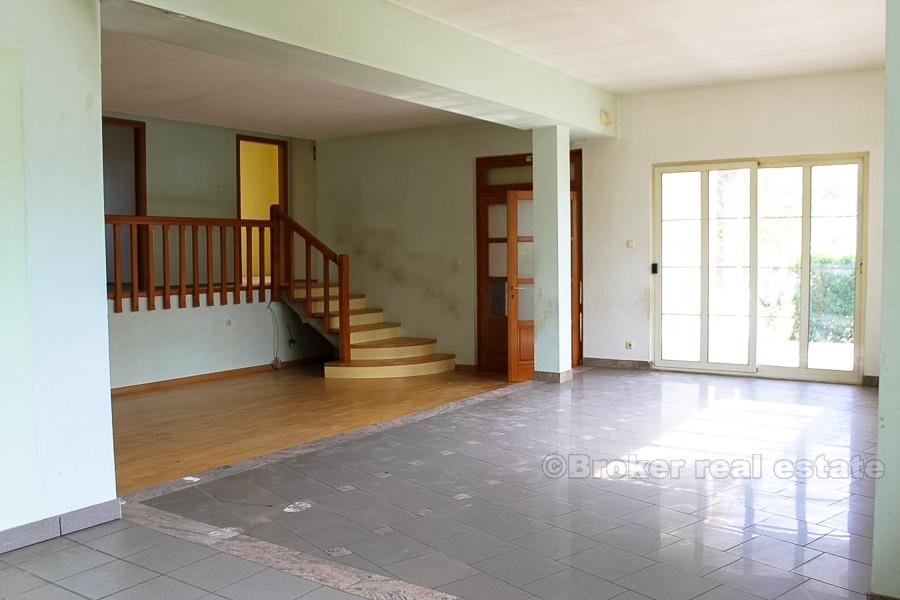 Trogir - prostorný nedokončený dům