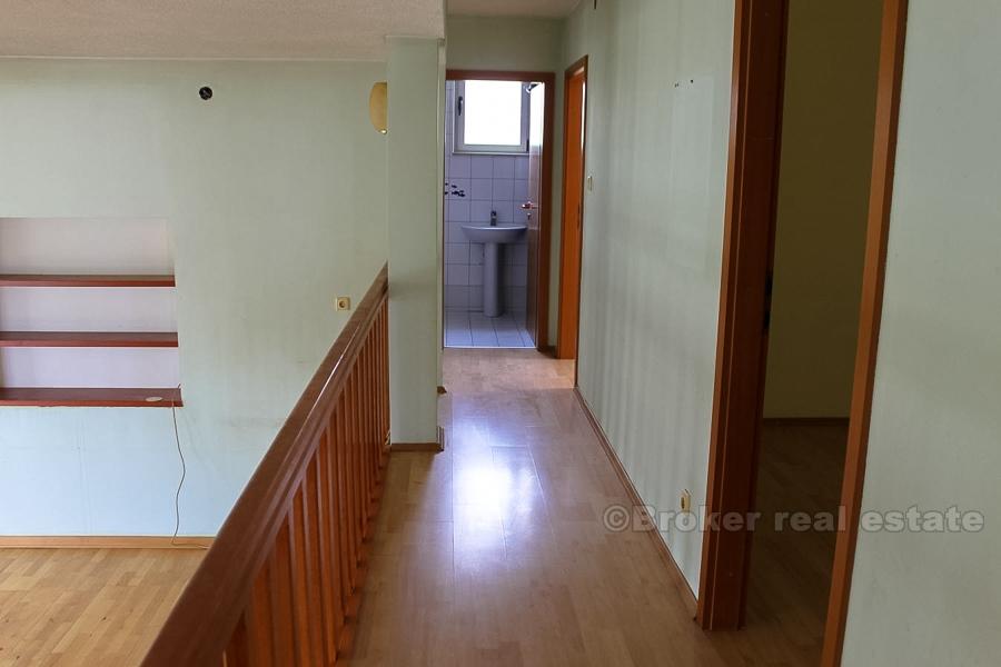 Trogir - Rymligt oavslutat hus