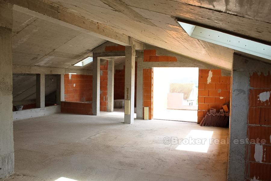 Trogir - Rymligt oavslutat hus