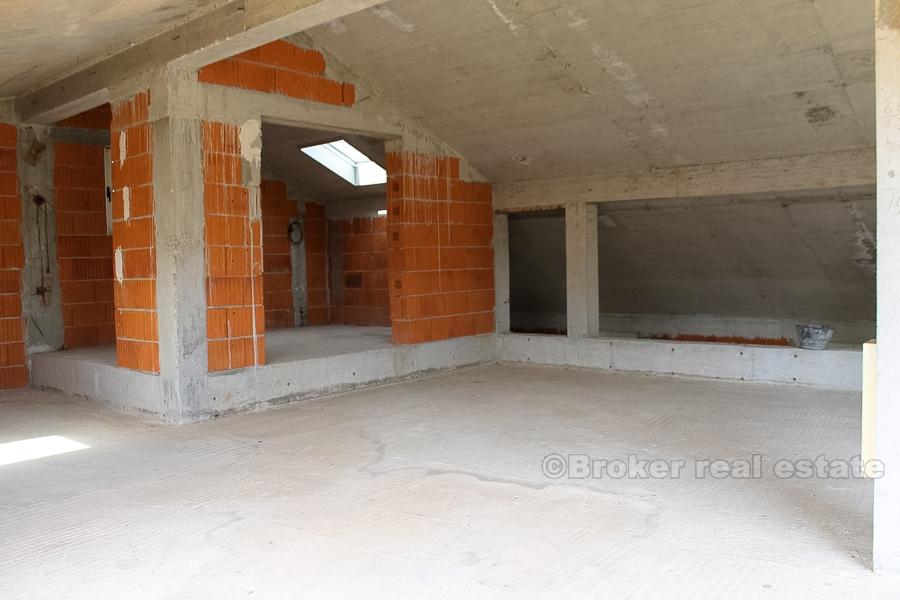 Trogir - prostorný nedokončený dům