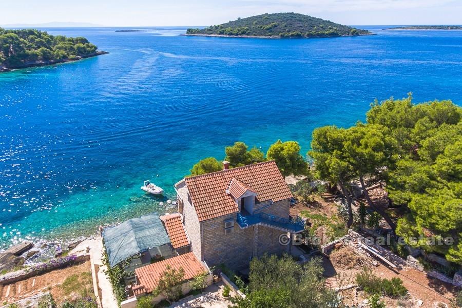 otok Šolta - Vila na 3 etaže, prvi red do mora