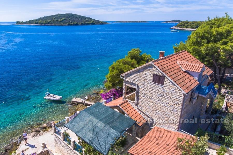 otok Šolta - Vila na 3 etaže, prvi red do mora