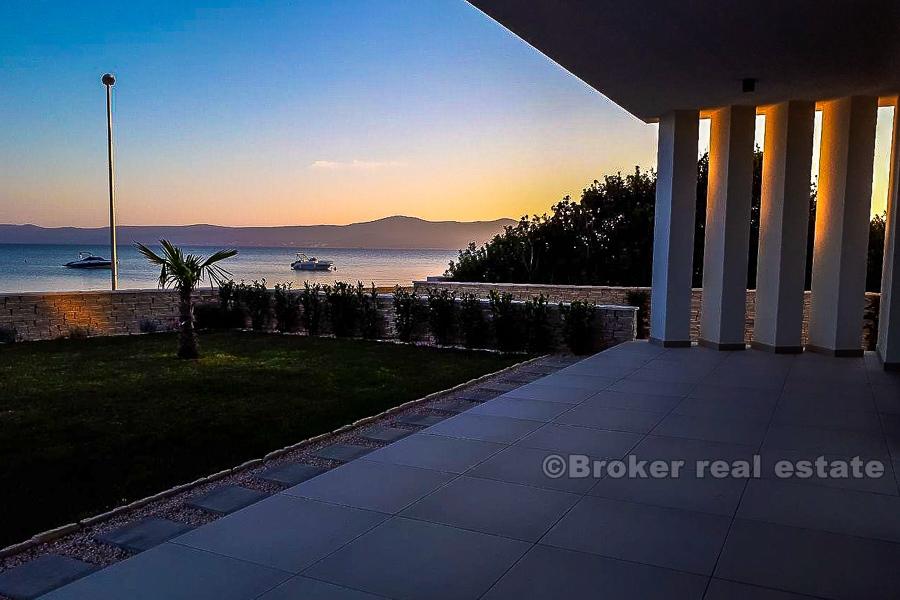 Zadar, nově postavený bytový dům u moře