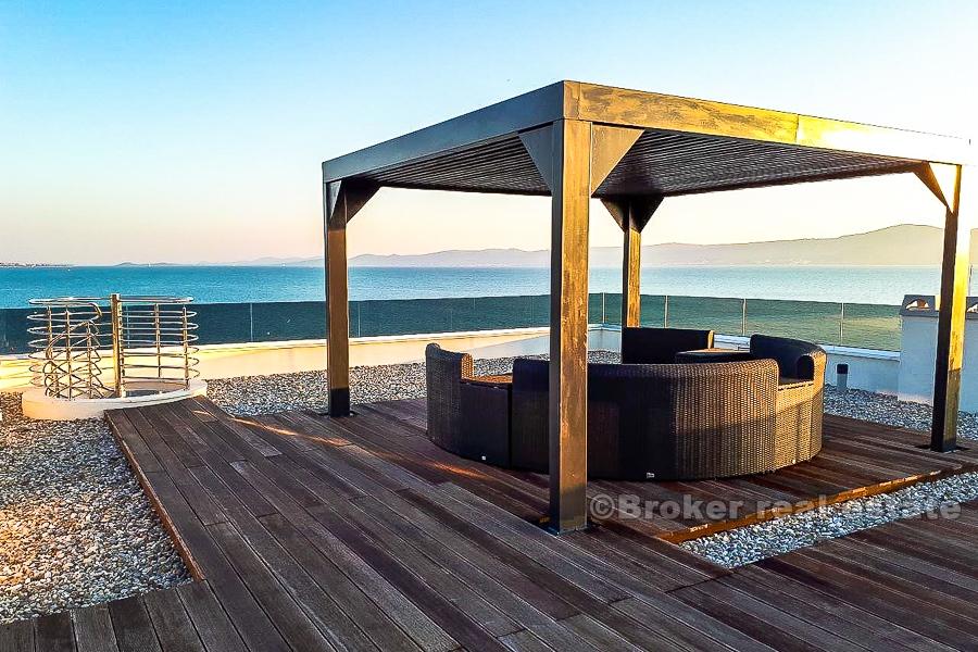 Zadar, nově postavený bytový dům u moře