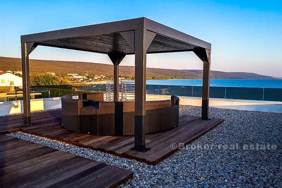 Zadar, nově postavený bytový dům u moře