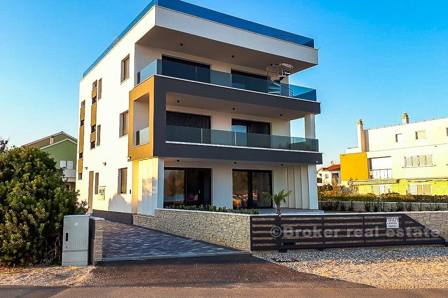 Zadar, nově postavený bytový dům u moře