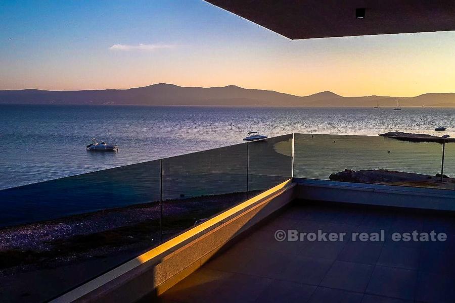 Zadar, nově postavený bytový dům u moře