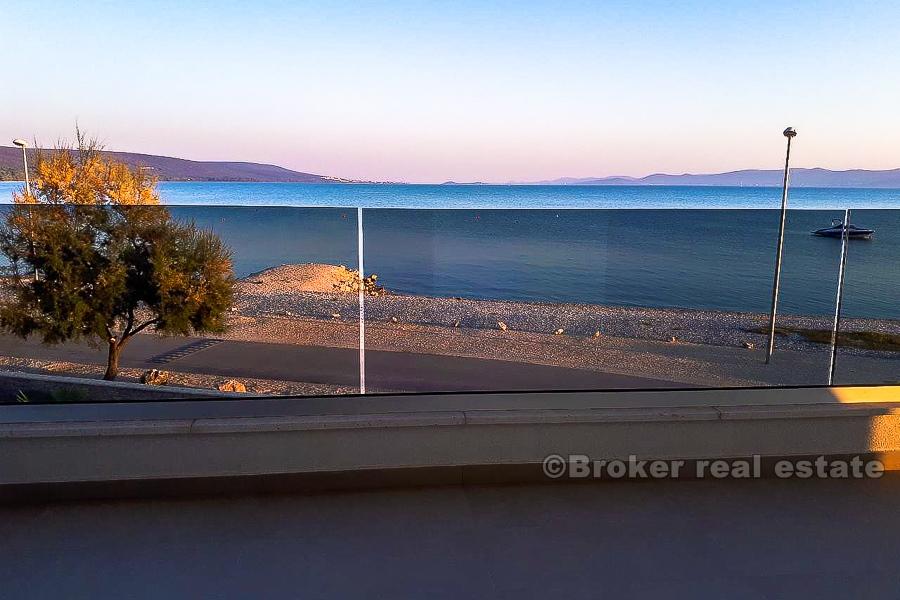 Zadar, nově postavený bytový dům u moře