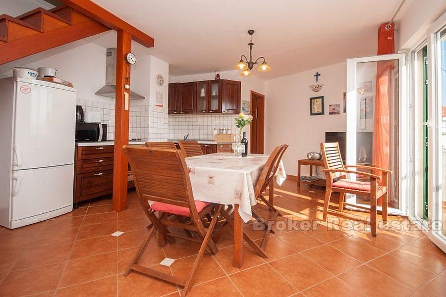 Nær Omis, frittliggende steinhus