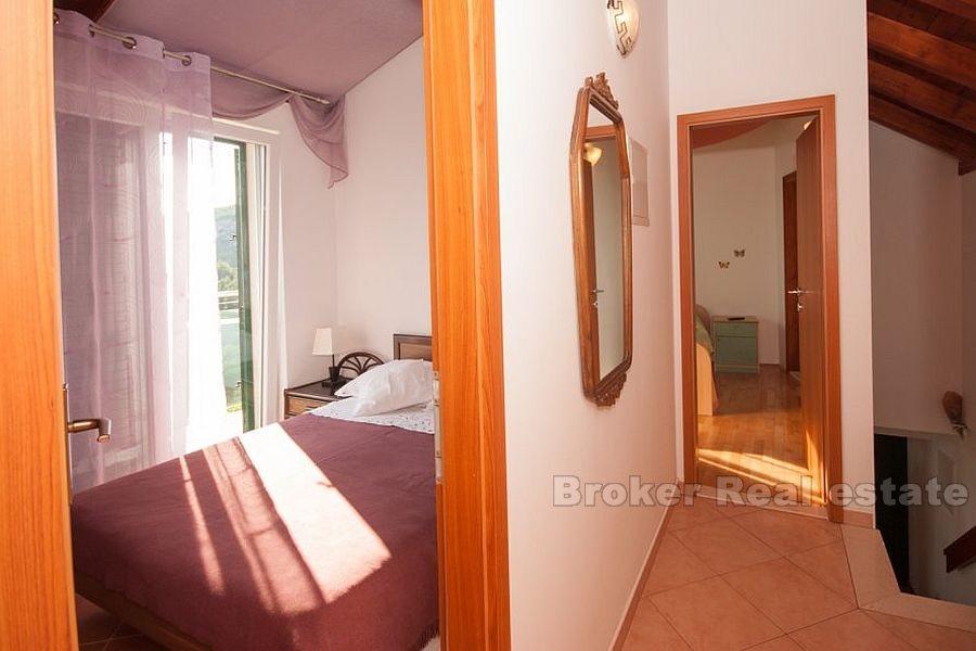 Nær Omis, frittliggende steinhus