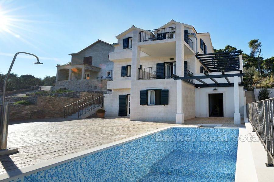 Øya Brac, hus med svømmebasseng