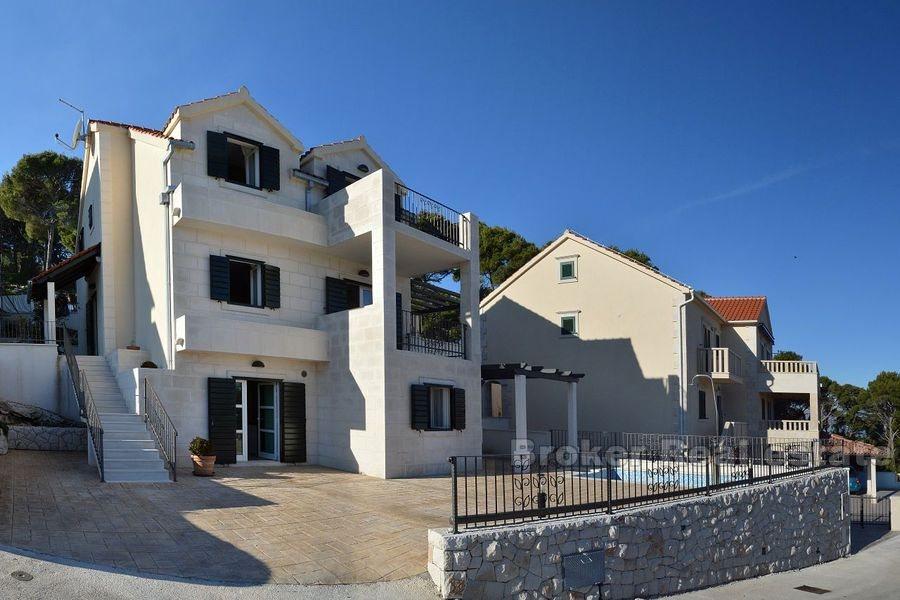 Øya Brac, hus med svømmebasseng