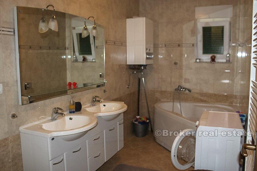 Trogir, rymlig lägenhet med tre sovrum