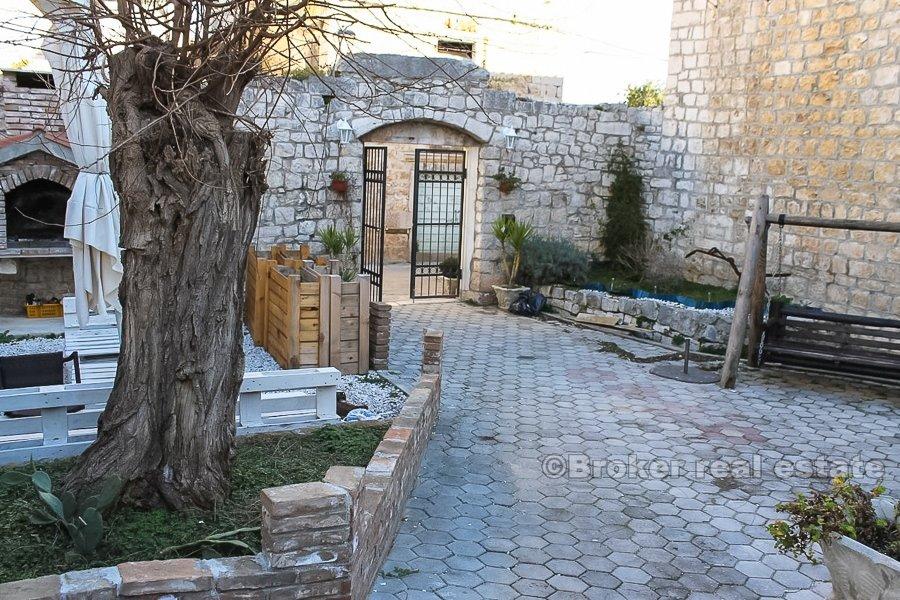 Trogir, starý kamenný dom, na troch poschodiach