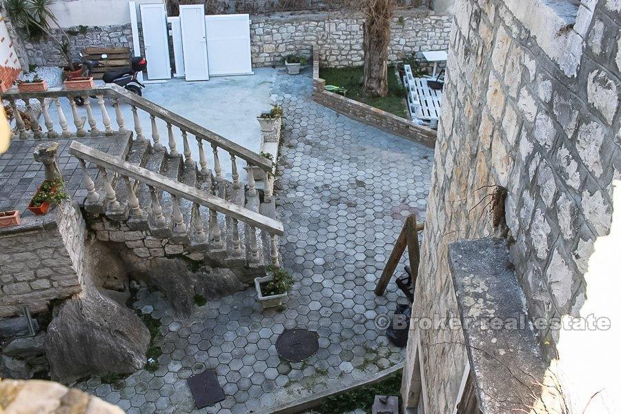 Trogir, starý kamenný dom, na troch poschodiach