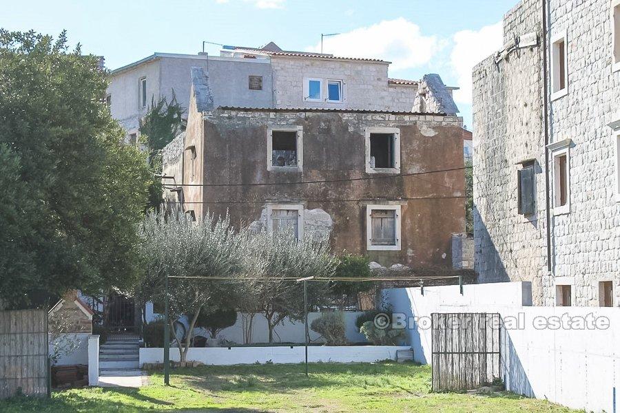 Trogir, starý kamenný dom, na troch poschodiach